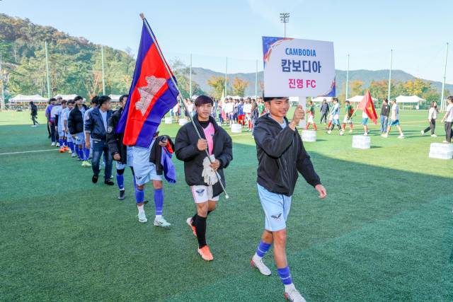지난해 김해시에서 열린 ‘외국인 월드컵 대회’에서 캄보디아 선수단이 입장하고 있다. 김해시 제공