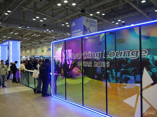 B2B관 중심에 자리한 네트워킹 라운지. 사진=박승민 기자