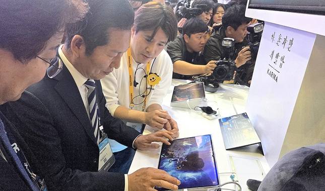 14일 부산 벡스코에서 열린 국제게임전시회 '지스타2025' 넷마블 부스에서 정청래 더불어민주당 대표가 김영식 넷마블 사업실장의 안내에 따라 '나 혼자만 레벨업: 카르마'를 플레이하고 있다. /사진=비즈워치