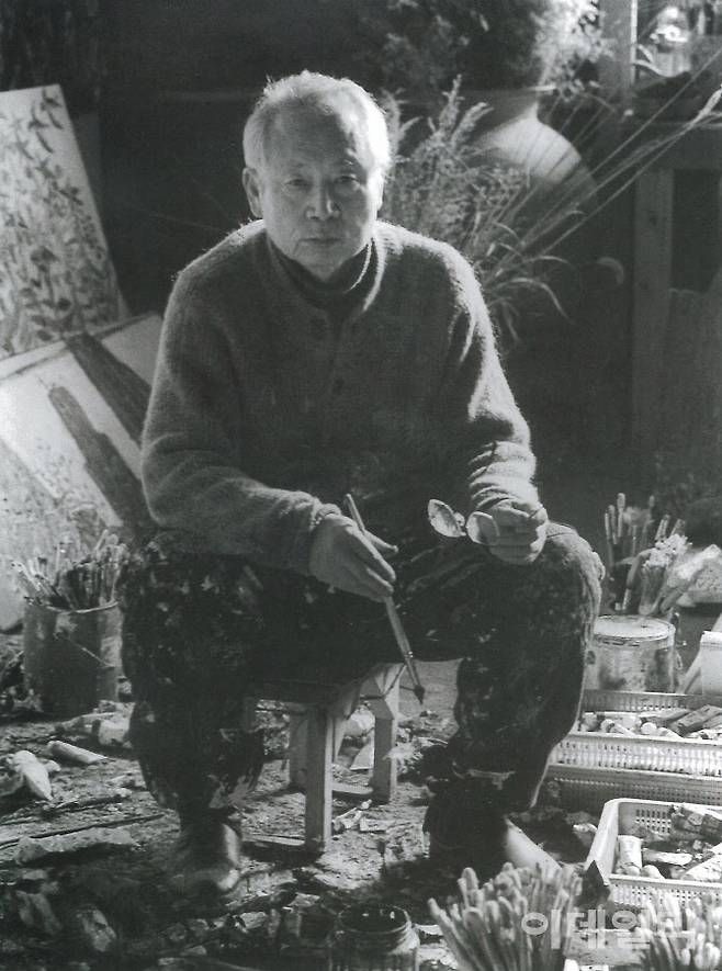 화가 김종학. 1979년 마흔둘의 김종학은 모든 걸 버리겠다 작정하고 설악산 칩거를 시작했다. 시멘트로 지은 소 외양간 건물을 개조한 작업실에 틀어박혀 설악산 사철의 자연을 그려댔다. 설악산 시기는 20여 년간 이어졌다. 국립현대미술관 제공.