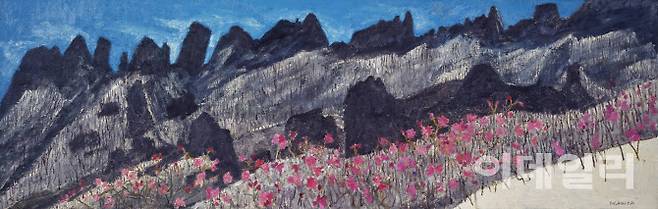 김종학의 ‘No.13’(2006). 20여 년간 설악산에서 자연에서 삶을 찾아냈던 작가가 2000년대 중반 다시 더듬은 설악산 풍경이다. 잔설이 남은 산등성이, 능선을 따라 불쑥 솟아오른 봉우리, 눈 사이사이로 몸통을 드러낸 나목, 슬금슬금 피기 시작한 분홍 진달래 등 과장하거나 축소하지도 않은, 있는 그대로의 설악을 옮겨냈다. 캔버스에 아크릴릭 물감, 91×290㎝. 국립현대미술관 소장.