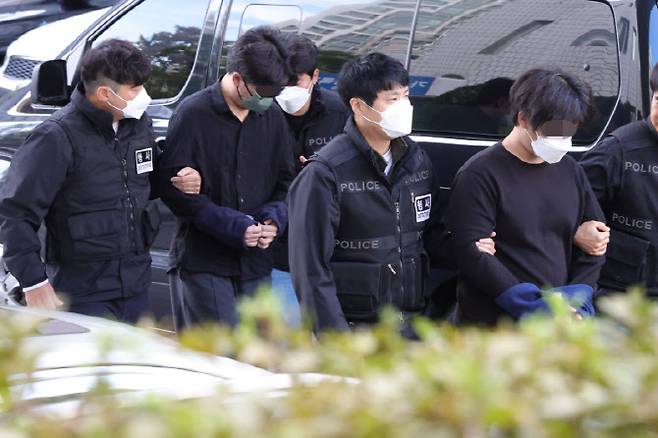 전기통신사업법 위반 등 혐의로 수사를 받고 있는 캄보디아 송환 피의자들이 지난달 21일 오전 경기도 의정부시 가능동 의정부지방법원에서 구속 전 피의자 심문을 위해 법정으로 이동하고 있다. (사진=연합뉴스)