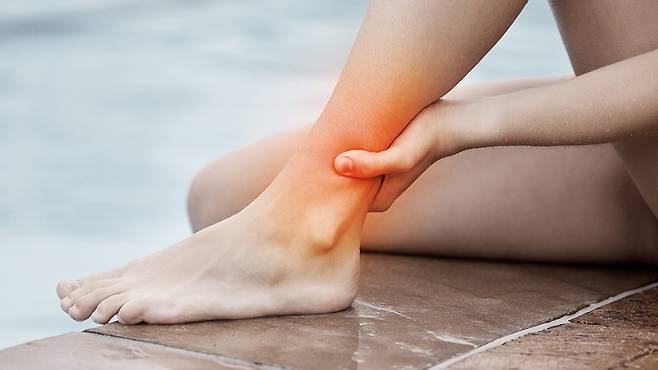 염증성 통증은 부기·열감·통증이 함께 나타나며 움직일수록 통증이 심해지는 것이 특징이다｜출처: 게티이미지뱅크