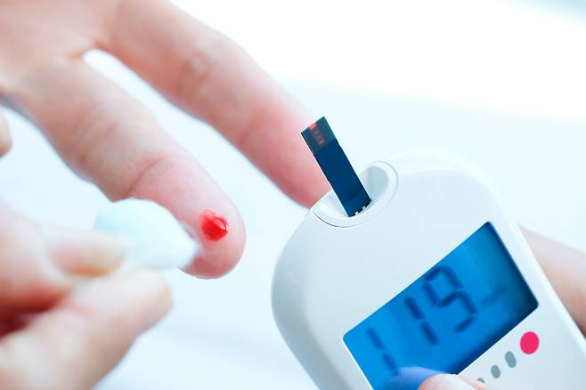 당화혈색소와 공복혈당 검사만으로는 당뇨병으로 진행될 환자의 약 20%를 식별하지 못한다. 이런 검사의 맹점으로 합병증이 무서운 당뇨병의 시각지대에 높여 있는 사람이 국내서만도 34만명이나 된다. [사진=게티이미지뱅크]