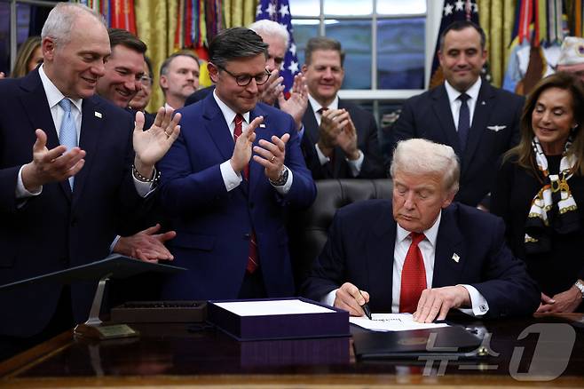 도널드 트럼프 미국 대통령이 12일(현지시간) 워싱턴DC 백악관에서 연방 정부 셧다운(일시적 업무 정지)을 끝내기 위한 임시 예산안에 서명하고 있다. 2025.11.12 ⓒ 로이터=뉴스1 ⓒ News1 김경민 기자