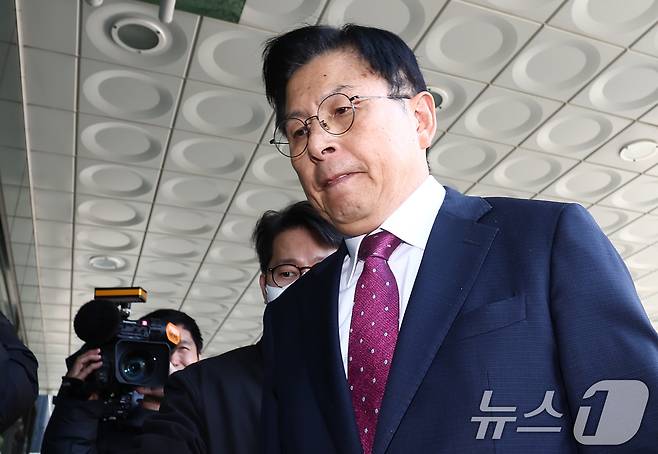 내란 선전·선동 혐의 관련 내란특검팀에 의해 체포된 황교안 전 국무총리가 12일 오전 서울 서초구 내란 특검 사무실이 마련된 서울고등검찰청으로 들어서고 있다./뉴스1 ⓒ News1 김민지 기자