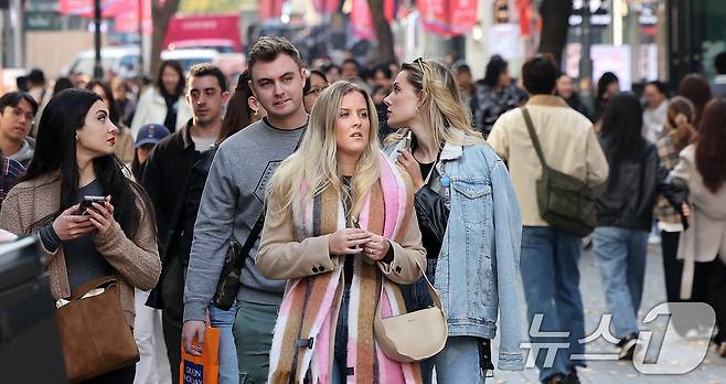 13일 서울 명동 거리가 외국인 관광객들로 붐비고 있다.ⓒ News1 박지혜 기자