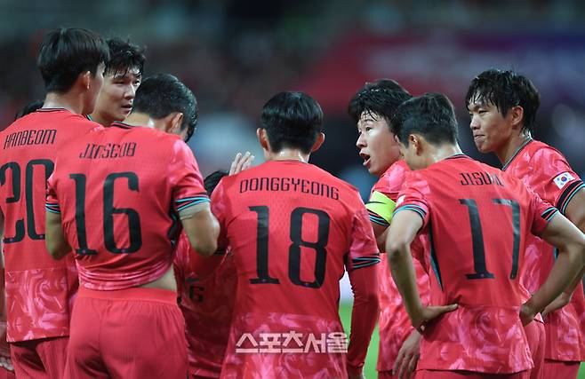 손흥민이 14일 서울월드컵경기장에서 열린 남자 축구 국가대표 평가전 파라과이와 경기 엄지성의 골 이후 동료들과 이야기를 나누고 있다.  2025. 10. 14. 최승섭기자 thunder@sportsseoul.com
