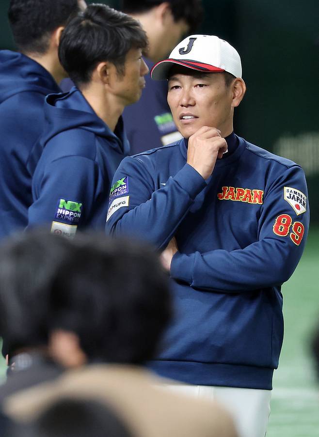 이바타 히로카즈 일본 야구대표팀 감독이 14일 일본 도쿄돔에서 취재진과 대화를 나누고 있다. 사진 | 도쿄=연합뉴스