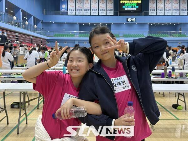 율곡초(강원)의 김담 양(왼쪽)과 김태민 양이 14일 오후 경남 밀양시배드민턴경기장에서 열린 '제18회 전국학교스포츠클럽축전' 스포츠스태킹 대회 B조 조별예선 대구세천초와의 경기 후 포즈를 취하고 있다. /사진(밀양)=강의택 기자