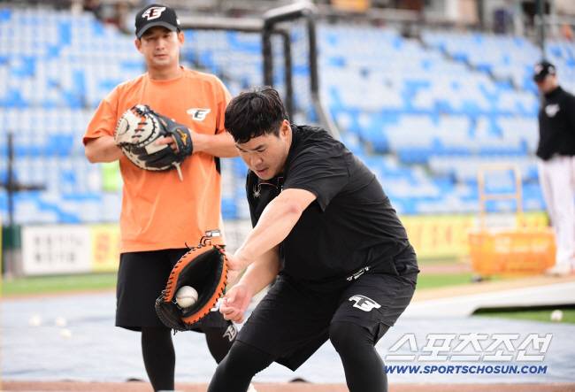 22일 대전 한화생명이글스파크에서 열리는 한화와 롯데의 경기. 수비 훈련을 하고 있는 한화 이재원. 대전=송정헌 기자songs@sportschosun.com/2024.09.22/