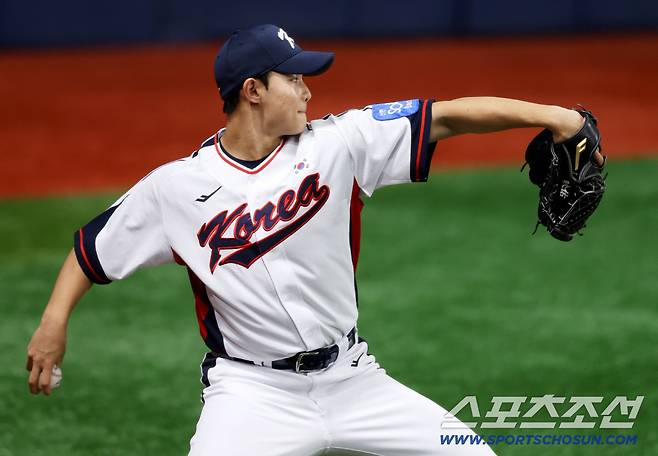 대한민국 야구대표팀이 4일 고척스카이돔에서 훈련을 가졌다. 김영우가 캐치볼을 하고 있다. 고척=허상욱 기자wook@sportschosun.com/2025.11.04/