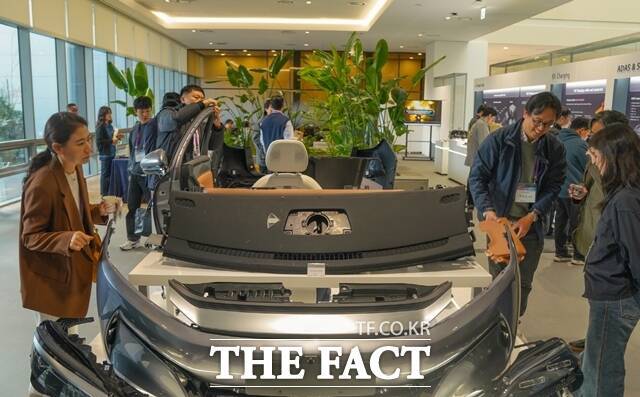 LG화학 오산 CS캠퍼스에서 진행된 전기차 소재 콘퍼런스 ‘2025 EM BU Teardown Conference’에서 LG화학 임직원이 고객에게 제품을 설명하고 있다. /LG화학