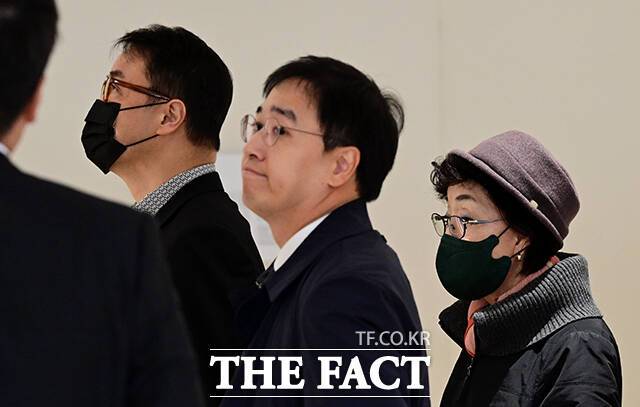 김건희 여사 연루 의혹들을 수사하는 민중기 특별검사팀이 김 여사의 오빠 김진우 씨의 구속영장을 청구했다. 모친 최은순 씨에 대해서는 영장을 청구하지 않기로 했다. /임영무 기자