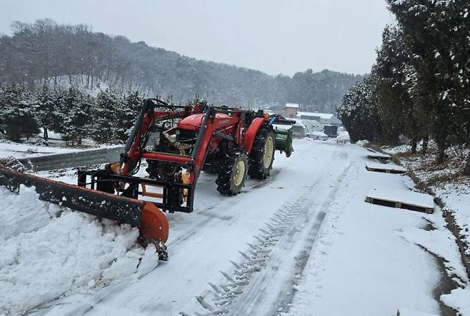 트랙터 제설 작업 모습. 고양특례시 제공