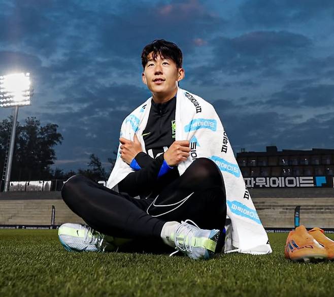 한국 축구대표팀이 14일 저녁 대전월드컵경기장에서 볼리비아와 평가전을 치른다. 주전 미드필더들의 부상 공백을 메울 '플랜 B' 가동과 월드컵 조 추첨 '포트2' 수성을 위한 승점 확보가 이번 경기의 핵심 목표이다. 1년 8개월 만에 복귀한 조규성을 비롯해 손흥민, 오현규 등 공격수들의 활약이 기대된다.&nbsp;경기는 TV조선, tvN, 쿠팡플레이로 생중계된다.​