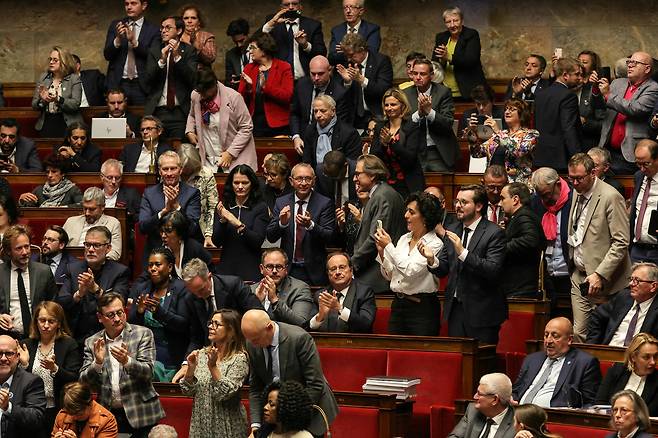 프랑스 파리 국회의사당에서 12일 연금 개혁 중단안이 하원 본회의에서 찬성 255표, 반대 146표로 가결되자 의원들이 박수를 치고 있다. 프랑스 정부의 연금 개혁은 시행 2년여 만에 2028년 1월 1일까지 중단되게 됐다. /AFP연합뉴스