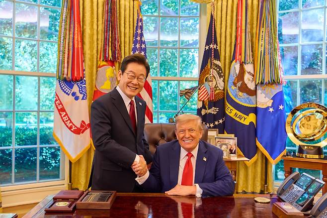 이재명 대통령(왼쪽)이 지난 8월 백악관에서 도널드 트럼프 미국 대통령과 만나 악수를 하고 있다. /대통령실