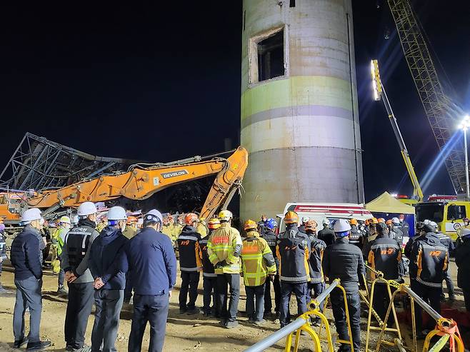 14일 오후 울산화력발전소 붕괴 현장에서 마지막 매몰자를 수습하고 병원으로 이송하기 앞서 모든 현장 관계자들이 도열해 고인에 대한 예를 갖추고 있다. /뉴스1