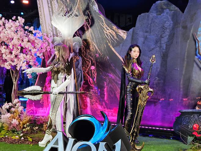 14일 국내 최대 게임 전시회인 ‘지스타 2025’에서 '아이온 2' 캐릭터로 분장한 코스플레이어들이 기념촬영을 하고 있다./이경탁 기자