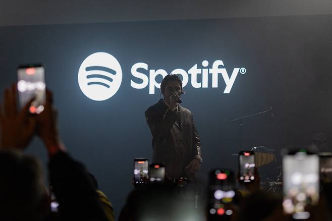 13일 저녁 '스포티파이 하우스 서울'에서 공연하는 호주 가수 '더 키드 라로이' / 스포티파이 제공