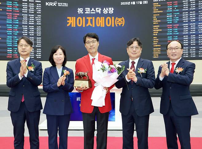지난 6월 17일 서울 영등포구 한국거래소에서 열린 케이지에이 코스닥시장 상장기념식에서 김대영 한국IR협의회 부회장(왼쪽부터), 이미현 한국거래소 코스닥시장본부장보, 김옥태 케이지에이 대표이사, 이충훈 삼성증권 부사장, 강왕락 코스닥협회 부회장이 기념 촬영을 하고 있다. /한국거래소 제공.