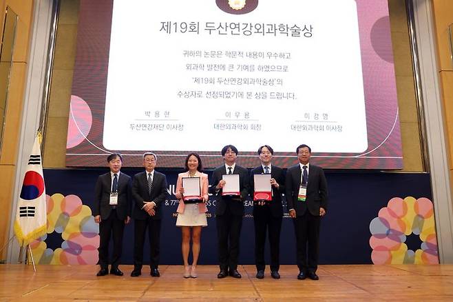 이대서울병원 외과(간담췌외과) 이정무 교수(왼쪽에서 네 번째) ⓒ﻿이대서울병원