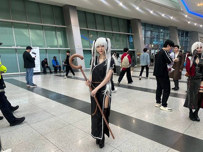 14일 오전 부산 벡스코에서 열린 국내 최대 게임전시회 '지스타 2025' 현장. 코스프레를 하고 온 한 관람객이 포즈를 취하고 있다.ⓒ데일리안 이주은 기자