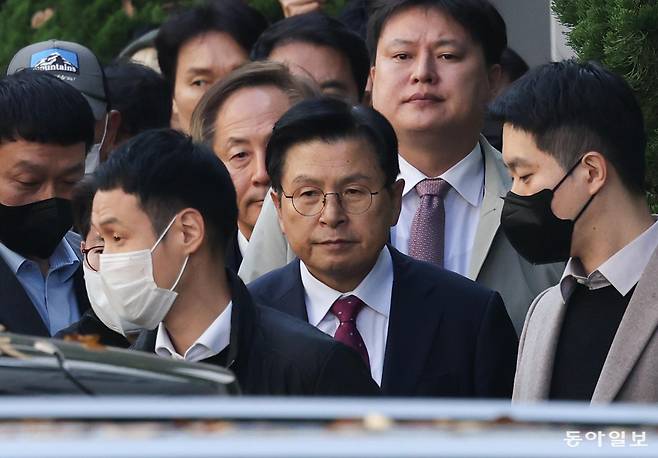 황교안 전 국무총리가 12일 오전 서울 용산구 이태원동 자택에서 내란 선전·선동 혐의 관련 내란특검팀에 의해 체포돼 이송되고 있다. 동아일보 DB