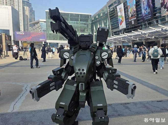 14일 오전 부산 벡스코 제1전시장 앞에서 좋아하는 게임 캐릭터로 분장한 코스플레이여 양철운 씨(30)가 포즈를 취하고 있다. 부산=박종민 기자 blick@donga.com