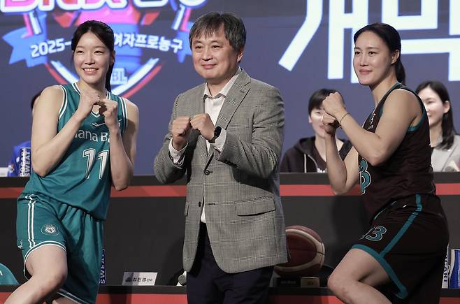 이상범 하나은행 감독(가운데)이 10일 서울 강서구 메이필드호텔에서 열린 BNK 금융 2025-2026 여자프로농구 개막 미디어데이 ‘포토 타임’ 때 양인영(왼쪽), 김정은과 포즈를 취하고 있다. 뉴시스