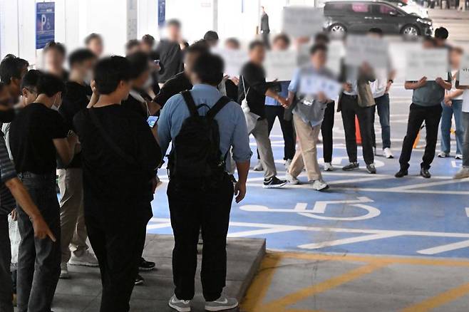미국 조지아주 현대차그룹·LG에너지솔루션 배터리 합작 공장 건설 현장에서 체포·구금됐던 현대엔지니어링 근로자들이 지난 9월 12일 인천국제공항을 통해 귀국한 뒤 주차장에서 가족과 만나기 위해 이동하고 있다. 공동취재