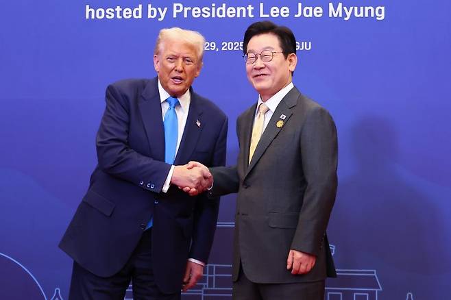 이재명 대통령이 지난달 29일 경북 경주 힐튼호텔 그랜드볼룸에서 열린 대통령 주최 정상 특별만찬에서 도널드 트럼프 미국 대통령을 만나고 있다. 대통령실통신사진기자단