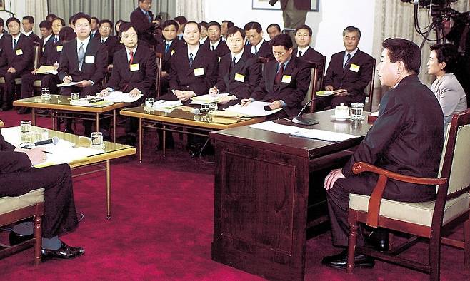2003년 3월9일 전국에 생중계된 검사와의 대화에서 노무현 대통령이 평검사들의 질문에 답변하고 있다. 강금실 법무부 장관(맨 오른쪽)과 문재인 민정수석(오른쪽 셋째)이 배석하고 있다. <한겨레> 자료사진