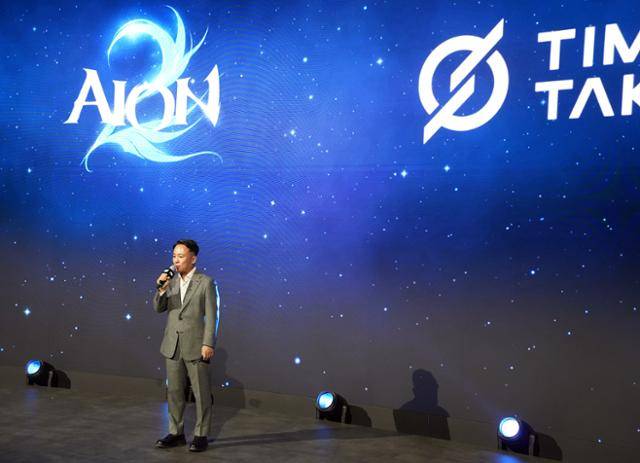 엔씨소프트 창업주이자 최고창의력책임자(CCO)를 맡고 있는 김택진 대표가 13일 지스타 2025 오프닝 세션 개막 연설에서 '아이온2' 등 신작 라인업을 소개하고 있다. 연합뉴스