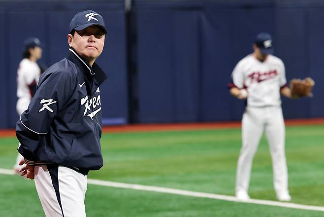 <yonhap photo-3190="">(서울=연합뉴스) 이동해 기자 = 류지현 한국야구대표팀 감독이 11일 서울 고척스카이돔에서 선수들의 훈련을 지켜보고 있다. 야구대표팀은 오는 15일과 16일 일본 도쿄돔에서 일본 대표팀과 평가전을 치를 예정이다. <저작권자 ⓒ 1980-2025 ㈜연합뉴스. 무단 전재 재배포 금지, AI 학습 및 활용 금지></yonhap>