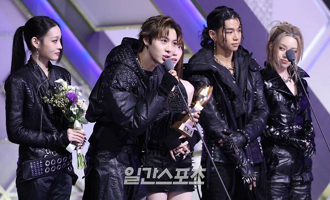 ‘2025 코리아 그랜드 뮤직 어워즈 with iM뱅크’(2025 KGMA) 첫날 아티스트데이가 14일 오후 인천 영종도 인스파이어 아레나에서 펼쳐졌다. 그룹 올데이프로젝트가 IS 라이징 스타 상을 수상하고 수상 소감을 말하고 있다. KGMA는 한 해 동안 국내외 팬들에게 많은 사랑을 받은 K팝 아티스트와 작품들을 조명해 차별화된 콘텐츠를 선보이는 K팝 축제다. 올해는 KGMA 조직위원회와 크리에이터링, 디오디가 공동 주관하며, 인천광역시와 인천관광공사가 후원한다. 타이틀 스폰서로는 iM뱅크가 함께한다. 2025 KGMA는 KT ENA가 주관 방송사로 참여하며, 틱톡라이브를 통해 일본, 중국을 제외한 국내 및 글로벌에 생중계된다. 일본에서는 훌루 재팬을 통해 실시간으로 볼 수 있다.&nbsp; 영종도(인천)=KGMA특별취재단/2025.11.14./