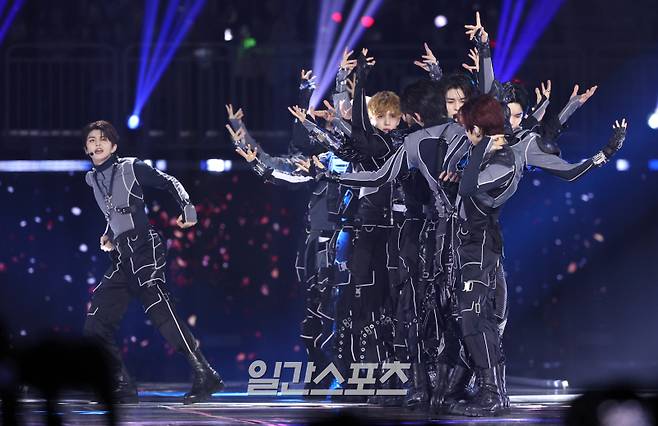 ‘2025 코리아 그랜드 뮤직 어워즈 with iM뱅크’(2025 KGMA) 첫날 아티스트데이가 14일 오후 인천 영종도 인스파이어 아레나에서 펼쳐졌다. 그룹 SMTR25가 공연을 펼치고 있다. KGMA는 한 해 동안 국내외 팬들에게 많은 사랑을 받은 K팝 아티스트와 작품들을 조명해 차별화된 콘텐츠를 선보이는 K팝 축제다. 올해는 KGMA 조직위원회와 크리에이터링, 디오디가 공동 주관하며, 인천광역시와 인천관광공사가 후원한다. 타이틀 스폰서로는 iM뱅크가 함께한다. 2025 KGMA는 KT ENA가 주관 방송사로 참여하며, 틱톡라이브를 통해 일본, 중국을 제외한 국내 및 글로벌에 생중계된다. 일본에서는 훌루 재팬을 통해 실시간으로 볼 수 있다.&nbsp; 영종도(인천)=KGMA특별취재단/2025.11.14./