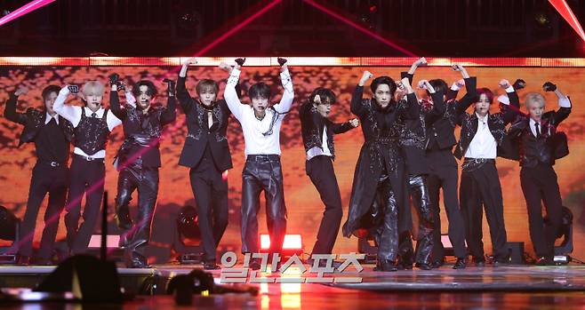 ‘2025 코리아 그랜드 뮤직 어워즈 with iM뱅크’(2025 KGMA) 첫날 아티스트데이가 14일 오후 인천 영종도 인스파이어 아레나에서 펼쳐졌다. 그룹 아이앤아이가 공연을 펼치고 있다. KGMA는 한 해 동안 국내외 팬들에게 많은 사랑을 받은 K팝 아티스트와 작품들을 조명해 차별화된 콘텐츠를 선보이는 K팝 축제다. 올해는 KGMA 조직위원회와 크리에이터링, 디오디가 공동 주관하며, 인천광역시와 인천관광공사가 후원한다. 타이틀 스폰서로는 iM뱅크가 함께한다. 2025 KGMA는 KT ENA가 주관 방송사로 참여하며, 틱톡라이브를 통해 일본, 중국을 제외한 국내 및 글로벌에 생중계된다. 일본에서는 훌루 재팬을 통해 실시간으로 볼 수 있다.&nbsp; 영종도(인천)=KGMA특별취재단/2025.11.14./