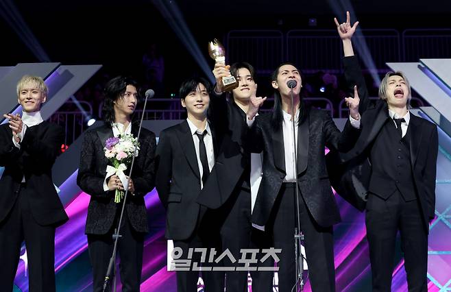 2025 코리아 그랜드 뮤직 어워즈 with iM뱅크’(2025 KGMA) 첫날 아티스트데이가 14일 오후 인천 영종도 인스파이어 아레나에서 펼쳐졌다. 엑스디너리 히어로즈가 베스트아티스트상울 수상하고 소감을 말하고 있다. KGMA는 한 해 동안 국내외 팬들에게 많은 사랑을 받은 K팝 아티스트와 작품들을 조명해 차별화된 콘텐츠를 선보이는 K팝 축제다. 올해는 KGMA 조직위원회와 크리에이터링, 디오디가 공동 주관하며, 인천광역시와 인천관광공사가 후원한다. 타이틀 스폰서로는 iM뱅크가 함께한다. 2025 KGMA는 KT ENA가 주관 방송사로 참여하며, 틱톡라이브를 통해 일본, 중국을 제외한 국내 및 글로벌에 생중계된다. 일본에서는 훌루 재팬을 통해 실시간으로 볼 수 있다.  영종도(인천)=KGMA특별취재단/2025.11.14./