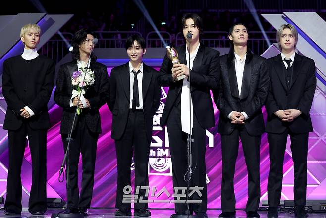 2025 코리아 그랜드 뮤직 어워즈 with iM뱅크’(2025 KGMA) 첫날 아티스트데이가 14일 오후 인천 영종도 인스파이어 아레나에서 펼쳐졌다. 엑스디너리 히어로즈가 베스트아티스트상울 수상하고 소감을 말하고 있다. KGMA는 한 해 동안 국내외 팬들에게 많은 사랑을 받은 K팝 아티스트와 작품들을 조명해 차별화된 콘텐츠를 선보이는 K팝 축제다. 올해는 KGMA 조직위원회와 크리에이터링, 디오디가 공동 주관하며, 인천광역시와 인천관광공사가 후원한다. 타이틀 스폰서로는 iM뱅크가 함께한다. 2025 KGMA는 KT ENA가 주관 방송사로 참여하며, 틱톡라이브를 통해 일본, 중국을 제외한 국내 및 글로벌에 생중계된다. 일본에서는 훌루 재팬을 통해 실시간으로 볼 수 있다.&nbsp; 영종도(인천)=KGMA특별취재단/2025.11.14./