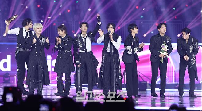 ‘2025 코리아 그랜드 뮤직 어워즈 with iM뱅크’(2025 KGMA) 첫날 아티스트데이가 14일 오후 인천 영종도 인스파이어 아레나에서 펼쳐졌다. 그룹 에이티즈가 그랜드 아티스트상을 수상하고 소감을 말하고 있다. KGMA는 한 해 동안 국내외 팬들에게 많은 사랑을 받은 K팝 아티스트와 작품들을 조명해 차별화된 콘텐츠를 선보이는 K팝 축제다. 올해는 KGMA 조직위원회와 크리에이터링, 디오디가 공동 주관하며, 인천광역시와 인천관광공사가 후원한다. 타이틀 스폰서로는 iM뱅크가 함께한다. 2025 KGMA는 KT ENA가 주관 방송사로 참여하며, 틱톡라이브를 통해 일본, 중국을 제외한 국내 및 글로벌에 생중계된다. 일본에서는 훌루 재팬을 통해 실시간으로 볼 수 있다. 영종도(인천)=KGMA특별취재단/2025.11.14./