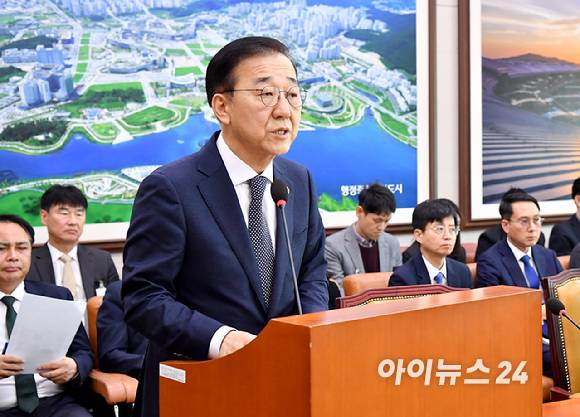 김윤덕 국토교통부 장관이 11일 서울 여의도 국회에서 열린 국토교통위원회 전체회의에서 2026년도 예산안 관련 제안설명을 하고 있다. 김 장관은 이날 일부 지역 규제지역 확대를 검토할 수 있다고 언급했다. [사진=곽영래 기자]