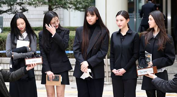 걸그룹 뉴진스(NJZ)가 지난3월 7일 서울 서울중앙지방법원에서 열린 '기획사 지위보전 및 광고계약 체결 등 금지' 가처분 신청 심문기일을 마친 뒤 취재진 질문에 답하고 있다. [사진=연합뉴스]