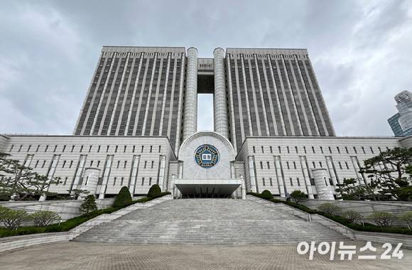 서울중앙지법 민사합의41부(부장판사 정회일)는 이날 어도어가 뉴진스 멤버 전원을 상대로 제기한 전속계약 유효확인 소송에서 "원고와 피고들 사이 2022년 4월 21일 체결된 전속계약이 유효함을 확인한다"며 원고 승소로 판결했다. 사진은 서울중앙지법 전경. [사진=곽영래 기자]