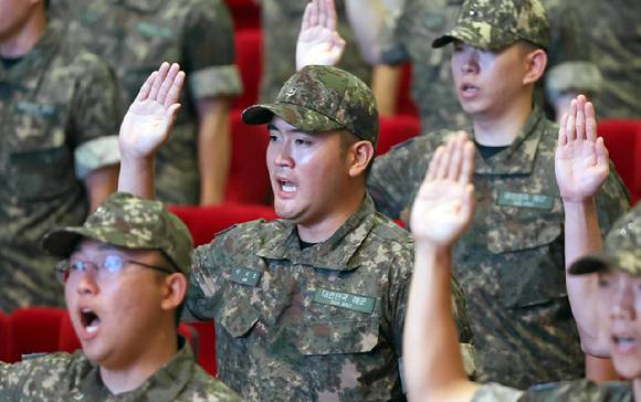 이재용 삼성전자 회장의 장남 이지호 씨 등이 23일 오전 경남 창원시 진해구 해군사관학교 웅포 강당에서 열린 '제139기 해군 사관후보생 입교식'에서 선서하고 있다. 2025.9.23 [사진=연합뉴스]