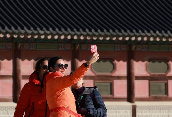서울 경복궁에서 외국인 관광객들이 기념촬영을 하고 있다. [사진=연합뉴스]