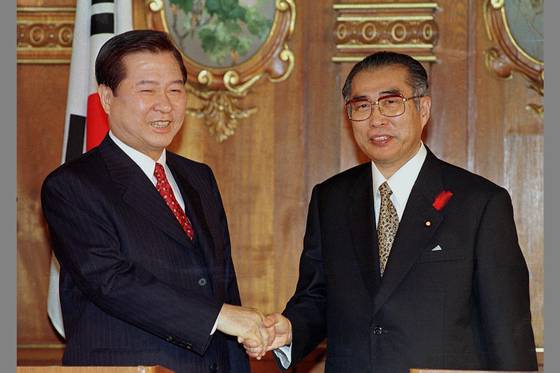 1998년 한·일 공동선언에 합의한 김대중 대통령(왼쪽)과 오부치 게이조 일본 총리. [중앙포토]