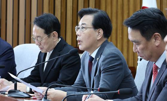 송언석 국민의힘 원내대표(가운데)가 14일 오전 국회에서 열린 원내대책회의에서 모두발언을 하고 있다. 임현동 기자