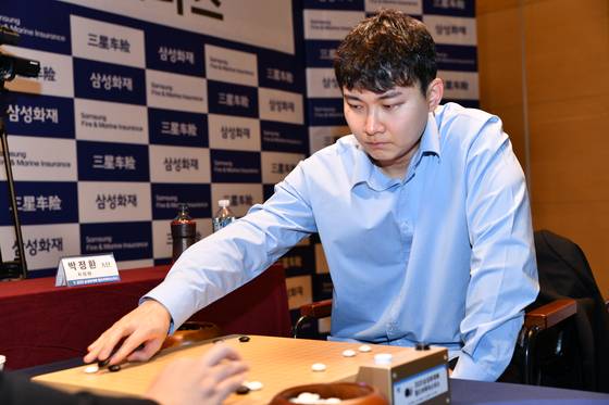 14일 제주도 휘닉스 아일랜드에서 열린 2025 삼성화재배 4강전에서 대국 중인 박정환 9단. 사진 한국기원